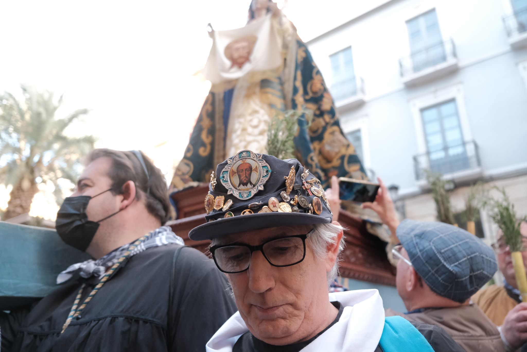 Imagen principal - Pregrinos realizando la romería de Santa Faz. 