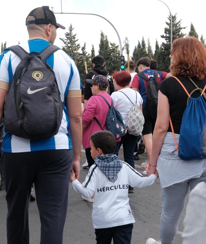 Imagen secundaria 2 - Pregrinos realizando la romería de Santa Faz. 