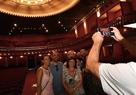 Visitantes en el Teatro Castelar de Elda.
