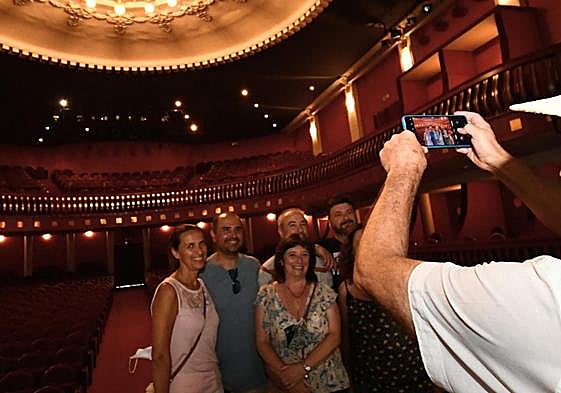Visitantes en el Teatro Castelar de Elda.
