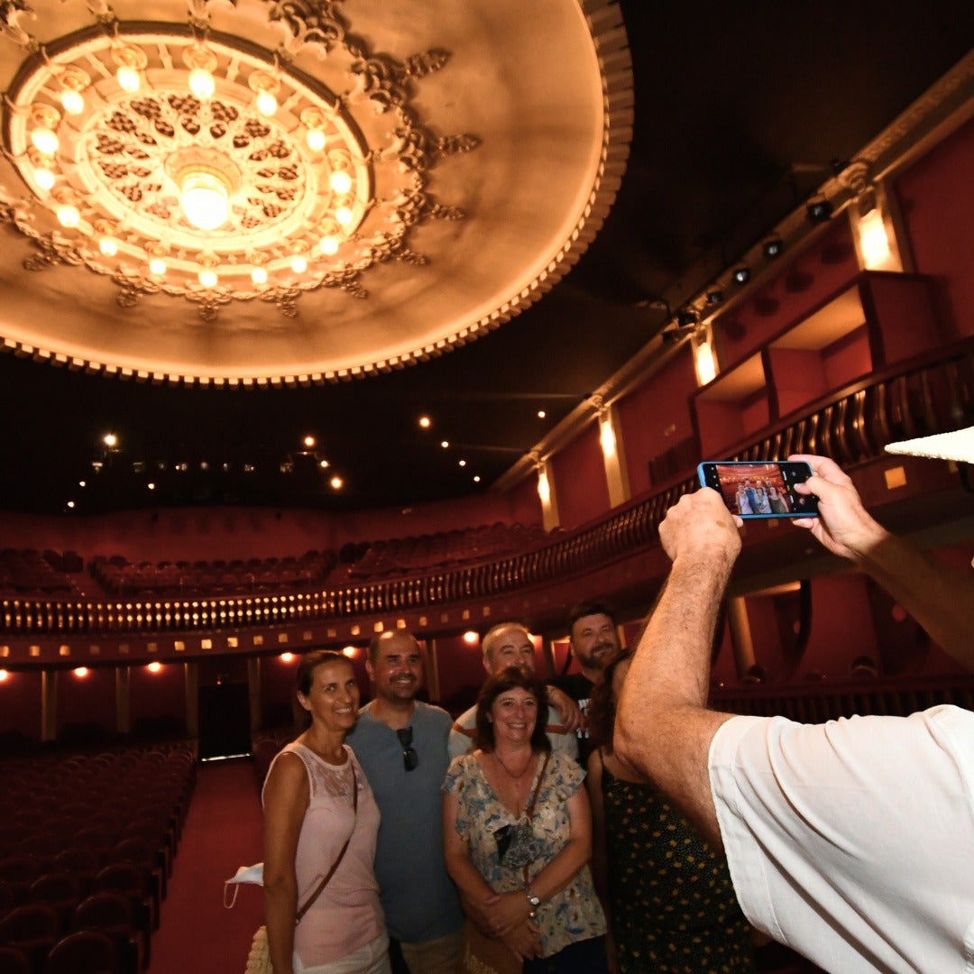 Visitantes en el Teatro Castelar de Elda.