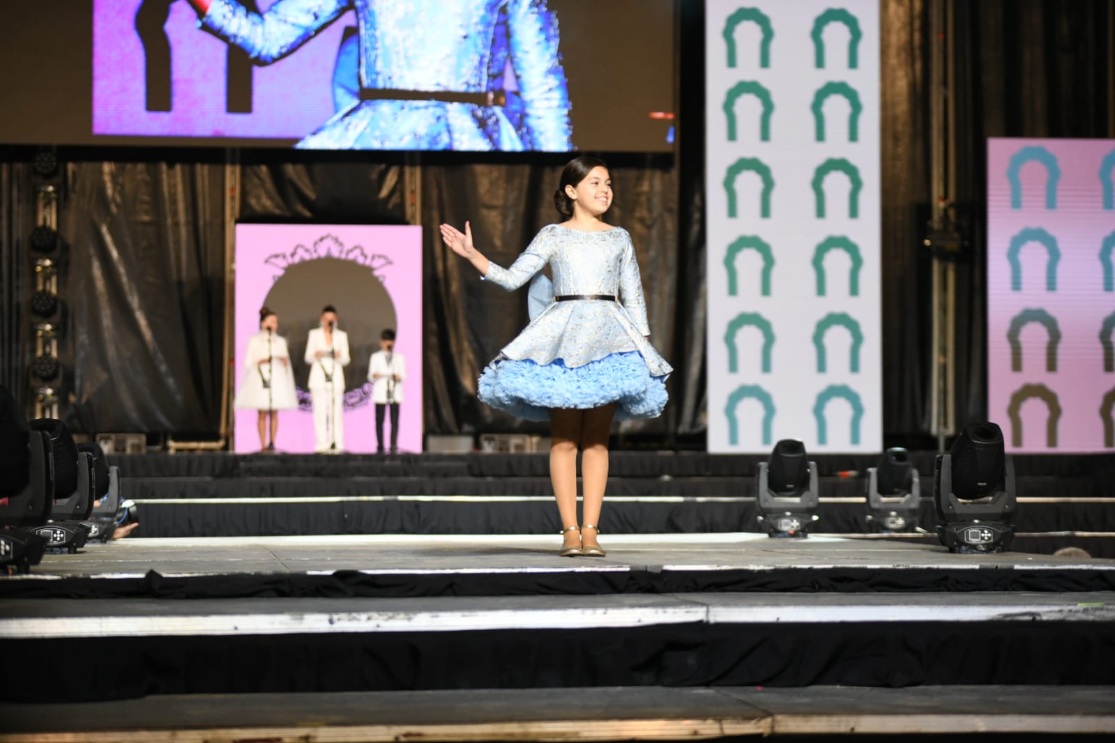 Las 87 candidatas desfilan vestidas de gala en la elección de la bellea del foc infantil de Alicante