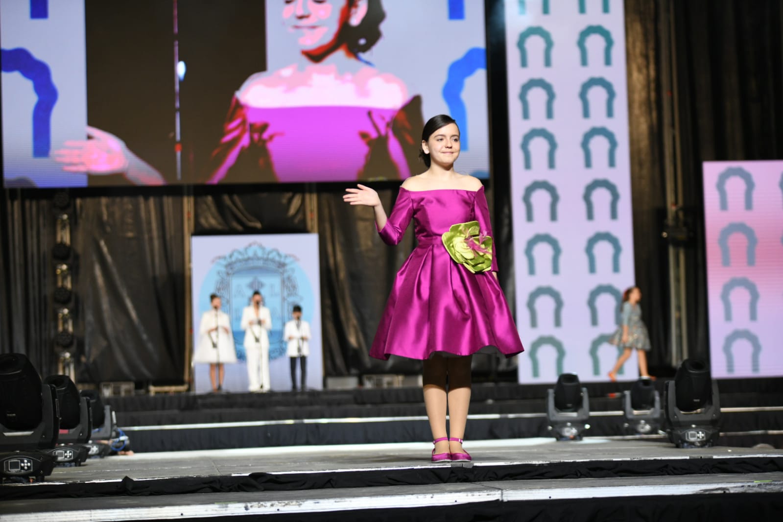 Las 87 candidatas desfilan vestidas de gala en la elección de la bellea del foc infantil de Alicante