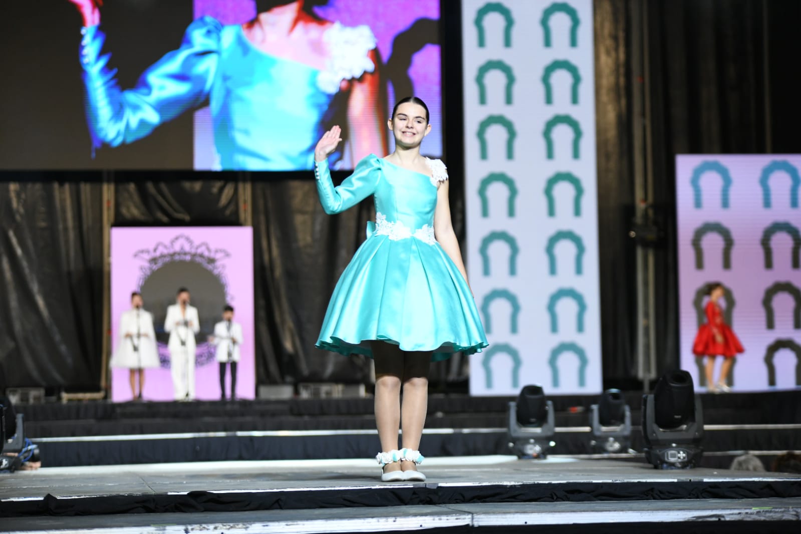 Las 87 candidatas desfilan vestidas de gala en la elección de la bellea del foc infantil de Alicante