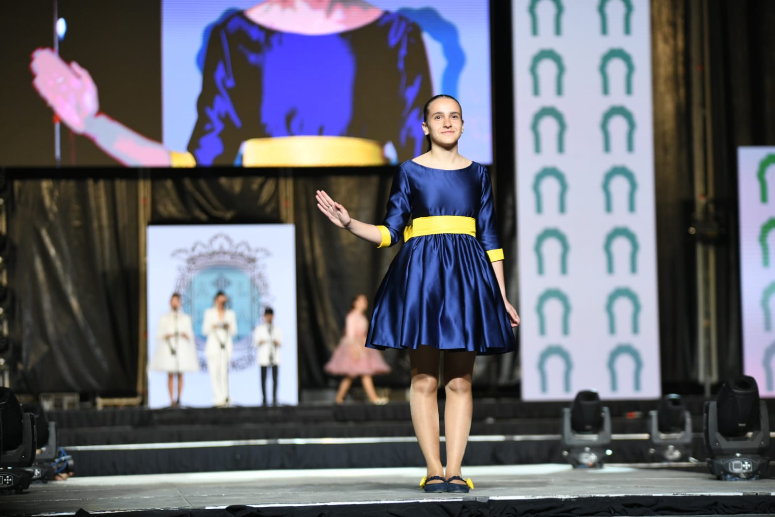 Las 87 candidatas desfilan vestidas de gala en la elección de la bellea del foc infantil de Alicante