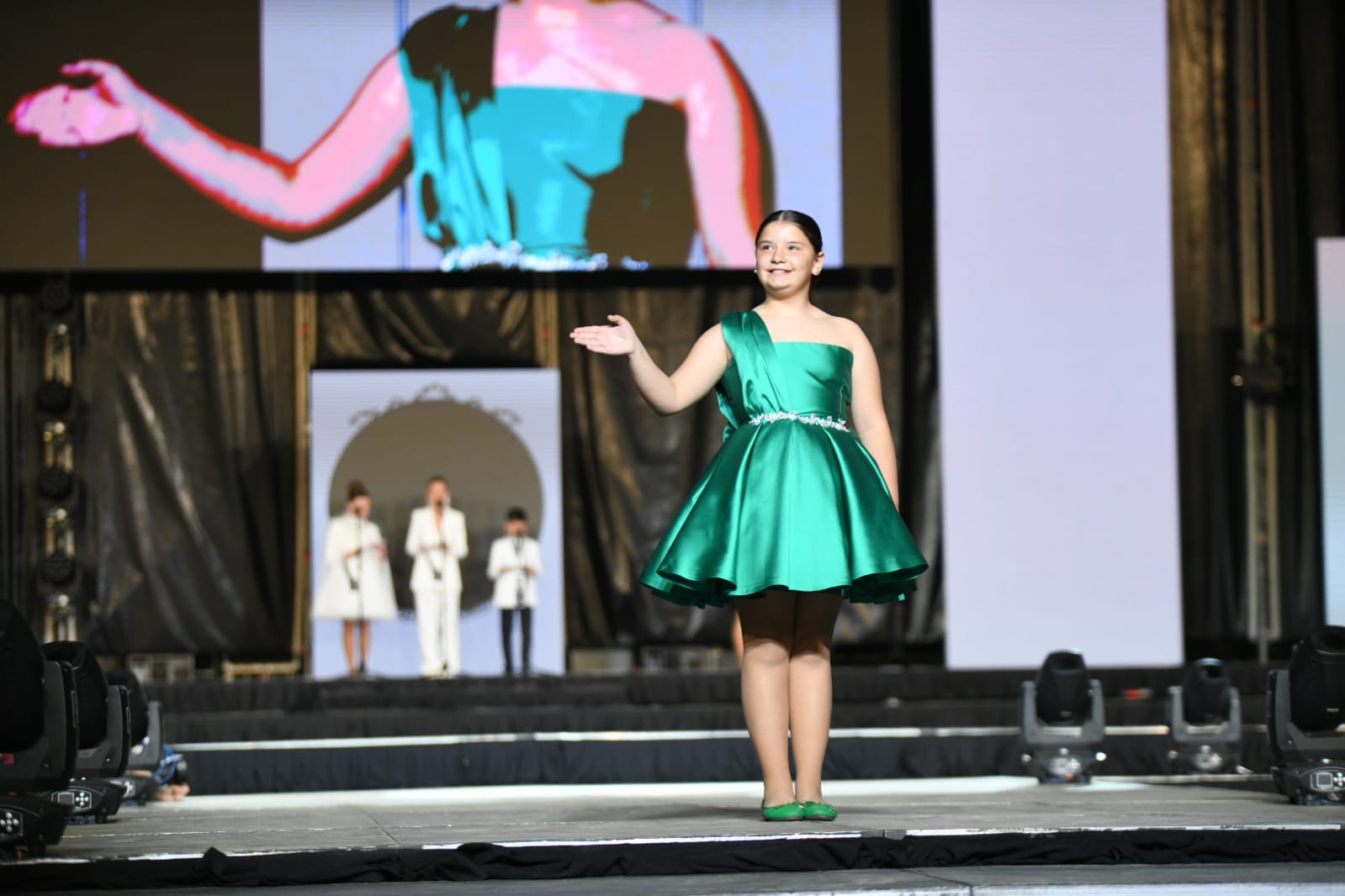 Las 87 candidatas desfilan vestidas de gala en la elección de la bellea del foc infantil de Alicante