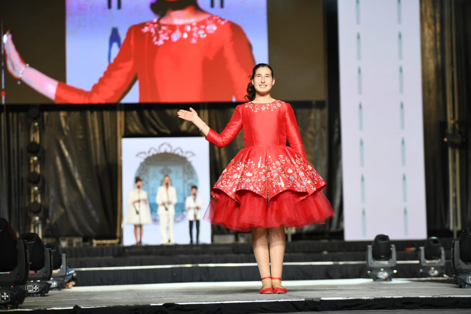 Las 87 candidatas desfilan vestidas de gala en la elección de la bellea del foc infantil de Alicante