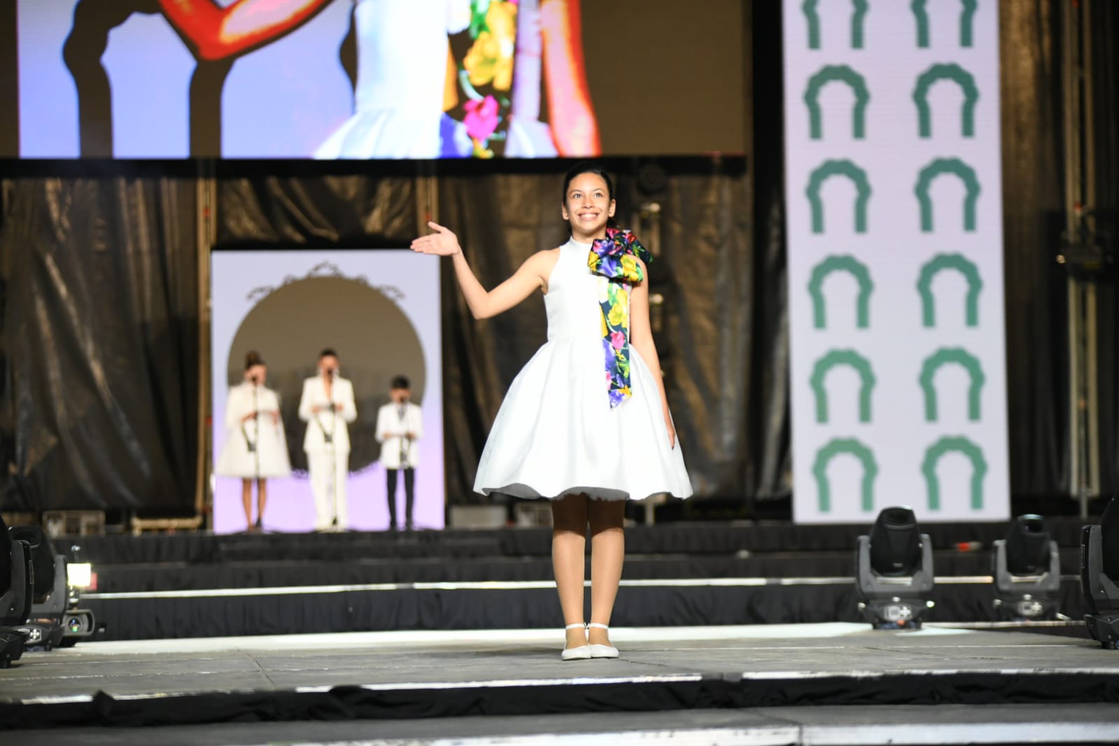 Las 87 candidatas desfilan vestidas de gala en la elección de la bellea del foc infantil de Alicante