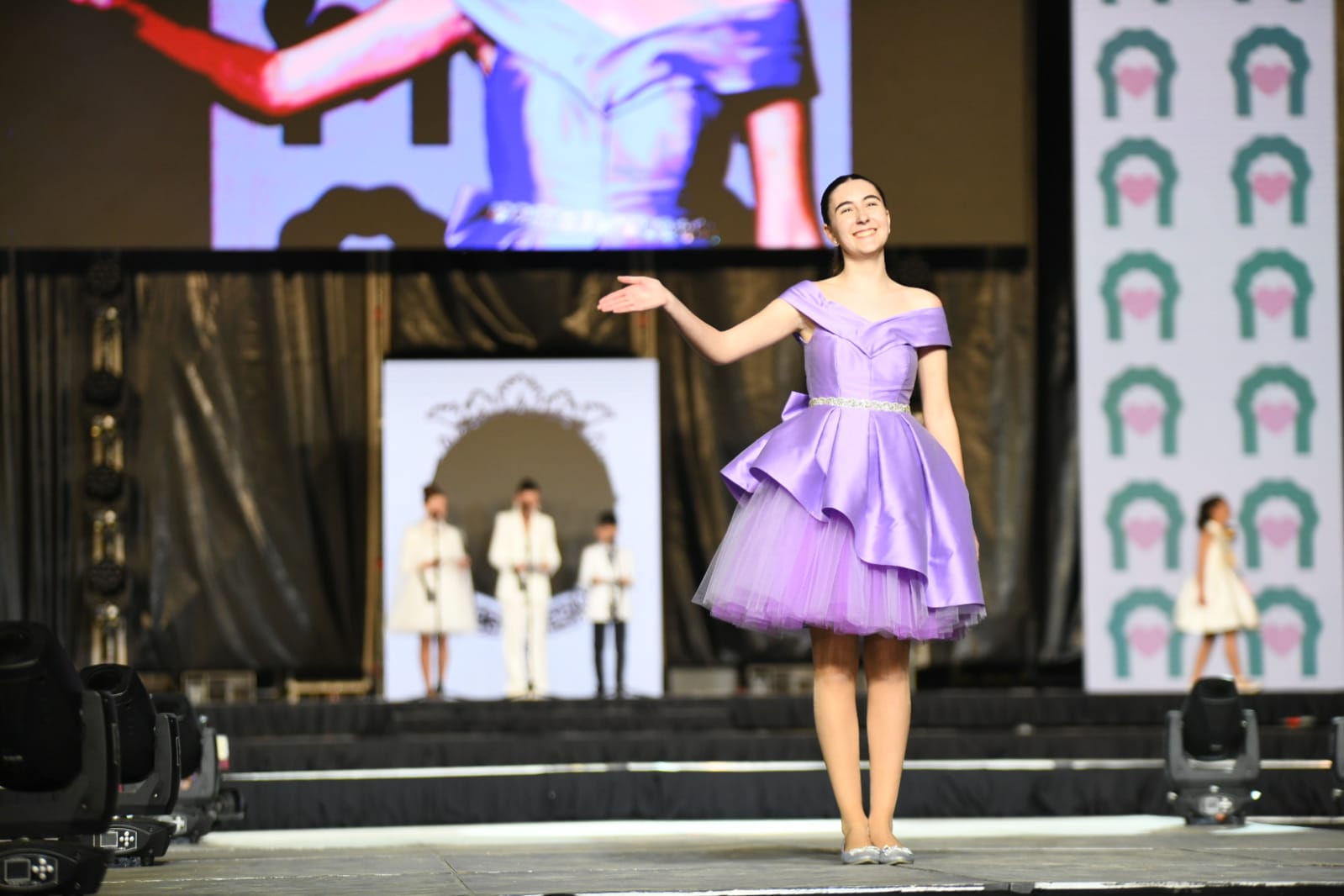 Las 87 candidatas desfilan vestidas de gala en la elección de la bellea del foc infantil de Alicante