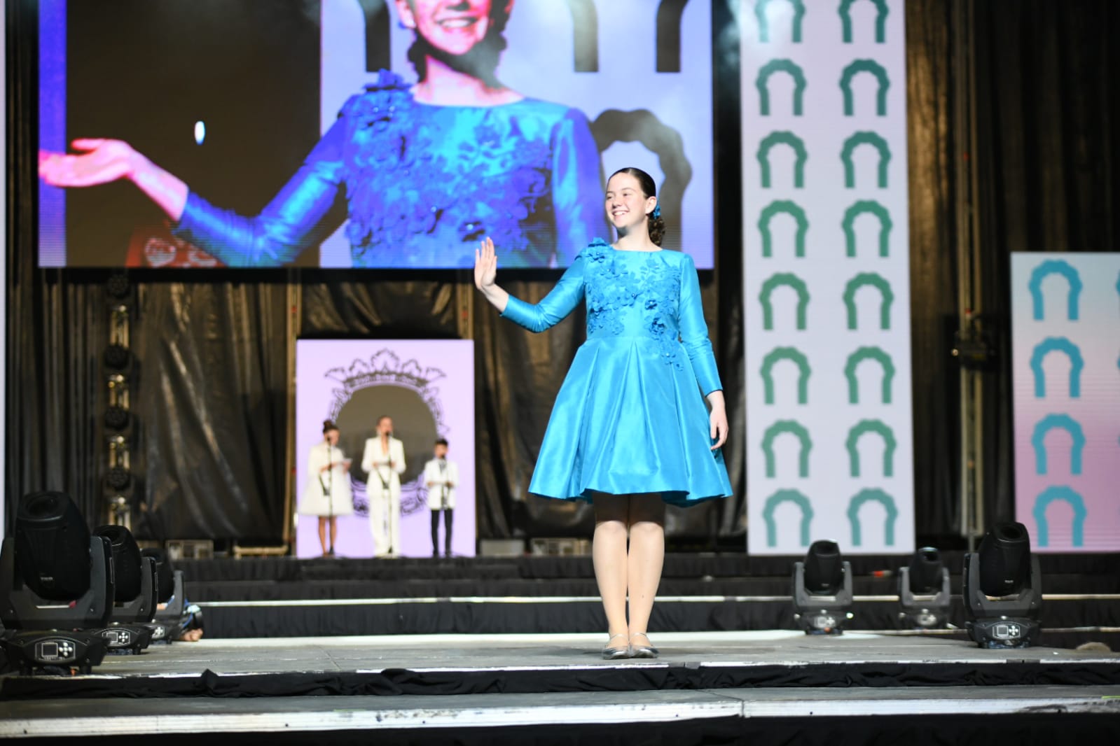 Las 87 candidatas desfilan vestidas de gala en la elección de la bellea del foc infantil de Alicante