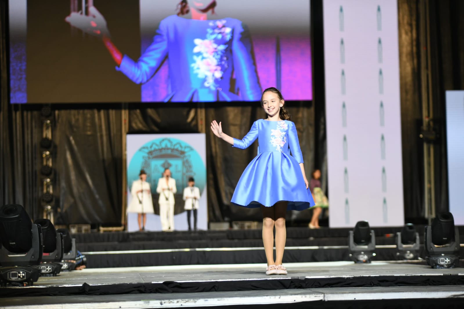 Las 87 candidatas desfilan vestidas de gala en la elección de la bellea del foc infantil de Alicante