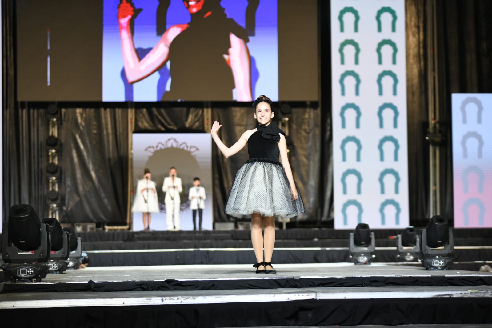 Las 87 candidatas desfilan vestidas de gala en la elección de la bellea del foc infantil de Alicante