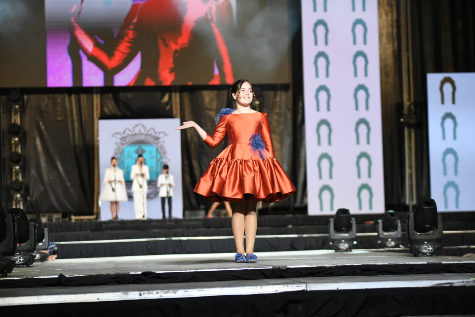 Las 87 candidatas desfilan vestidas de gala en la elección de la bellea del foc infantil de Alicante