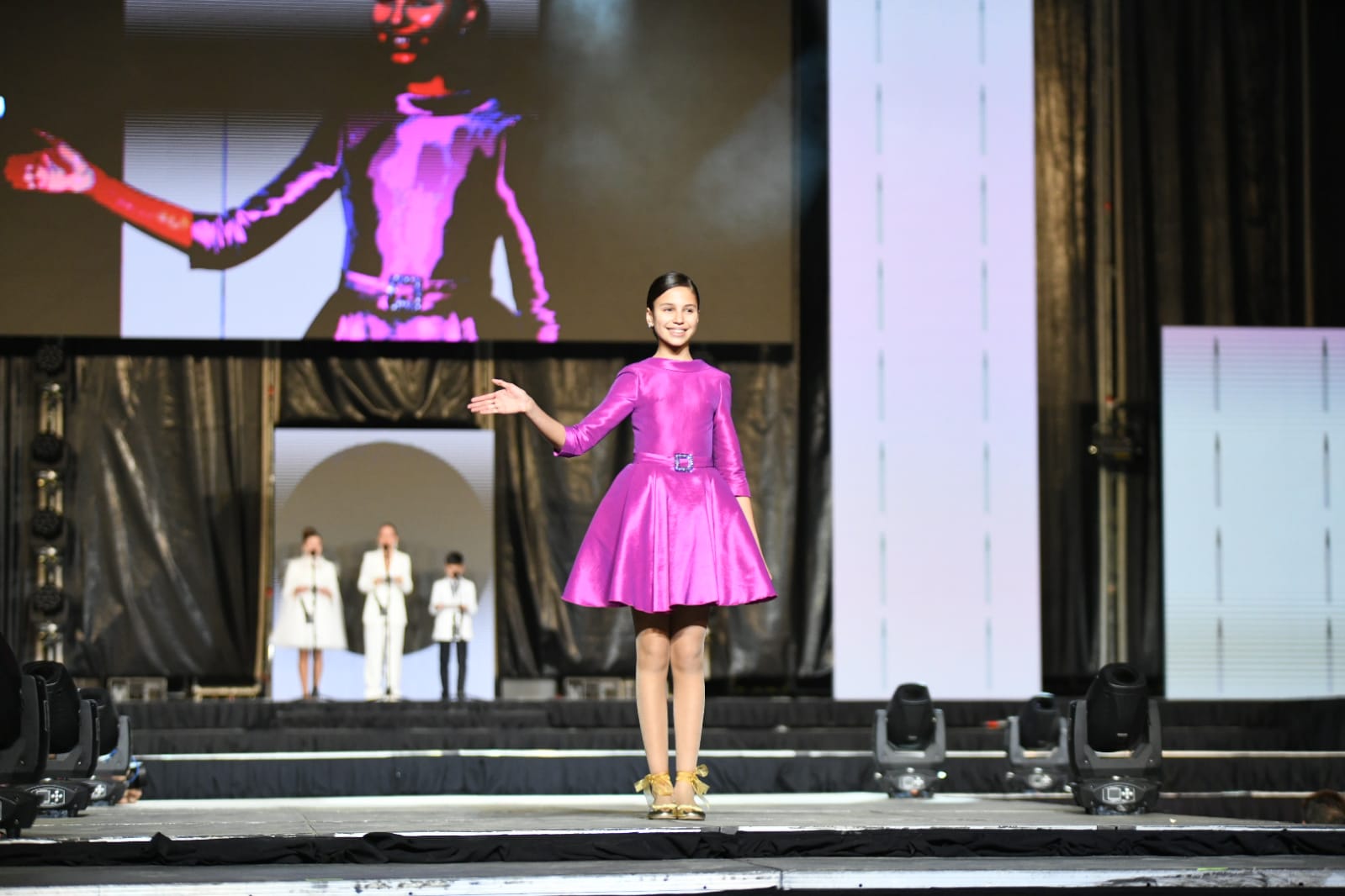 Las 87 candidatas desfilan vestidas de gala en la elección de la bellea del foc infantil de Alicante