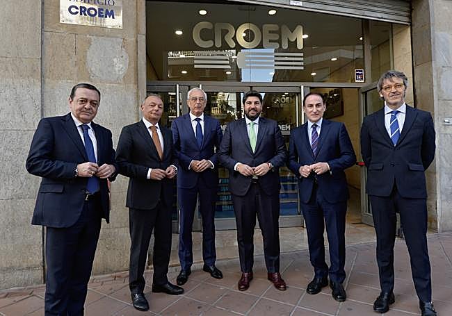 De izquierda a derecha: Jose María Albarracín, presidente de CROEM; Salvador Navarro, presidente de CEV; José Cano, vicepresidente de CEA; Fernando López Miras, presidente Región de Murcia; Javier González de Lara; presidente de CEA y Luis Alberto Marín, consejero de Economía, Hacienda y Empresa de la Región de Murcia.