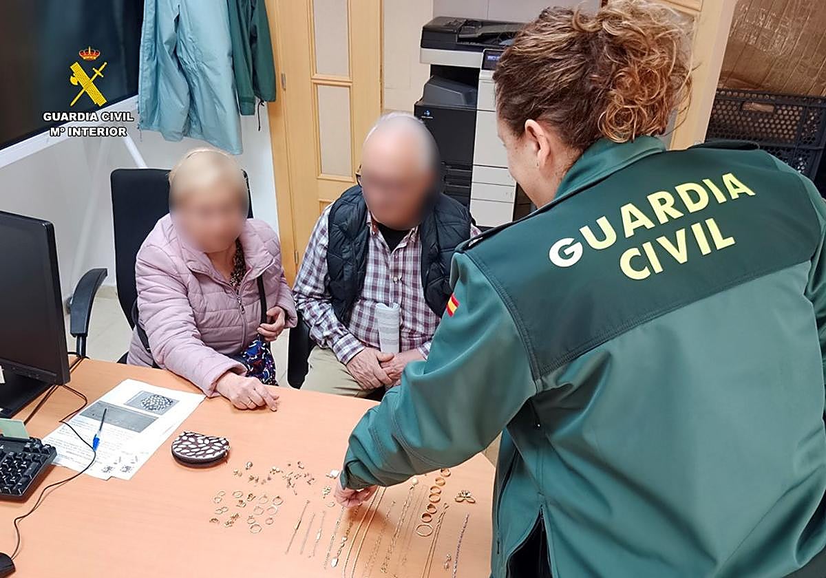 Las víctimas junto a las joyas robadas.