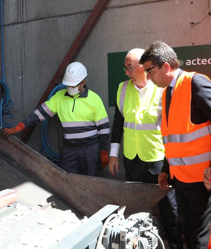 Imagen secundaria 2 - Diferentes imágenes de la visita del presidente de la Generalitat este viernes a Ibi.