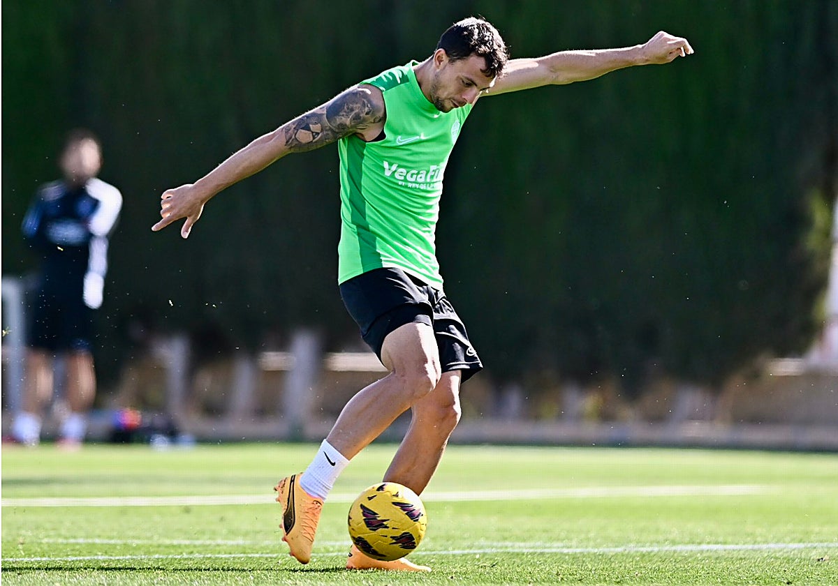 Golpeo con la pierna derecha de Óscar Plano en un entrenamiento reciente.