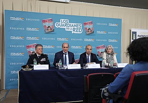 Imagen de la presentación del acuerdo entre la Policía Nacional y Edelvives.