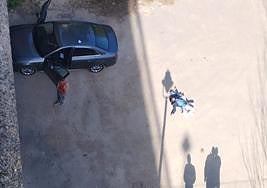 Hombre insconsciente bajo el puente de Cervantes de Alcoi este viernes.