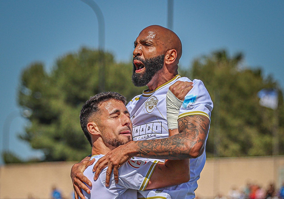 Nsue y Guillem Jaime se abrazan después del tanto del empate.