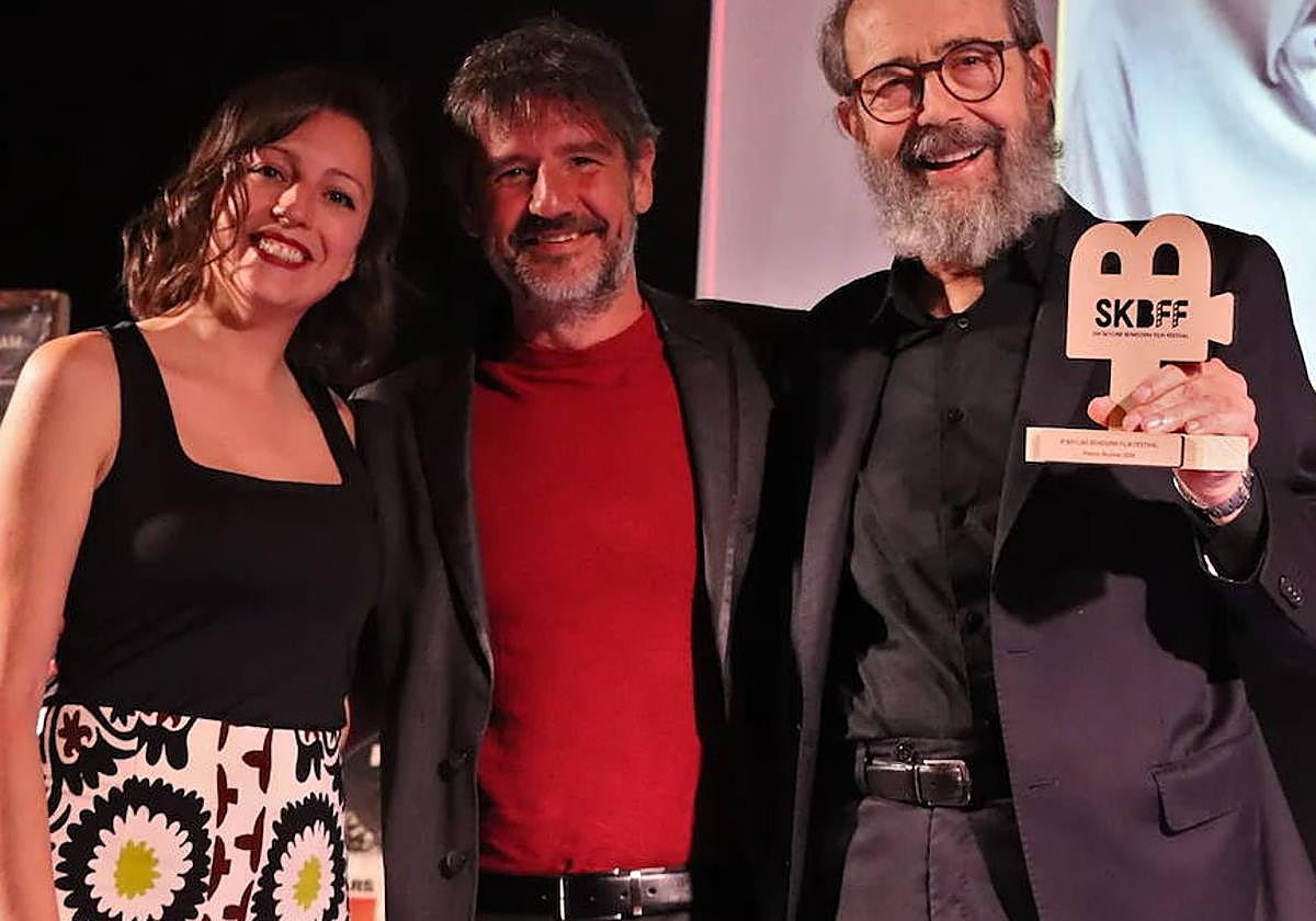 Un momento de la entrega del galardón al actor.