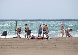 Personas disfrutan en la playa de Urbanova.