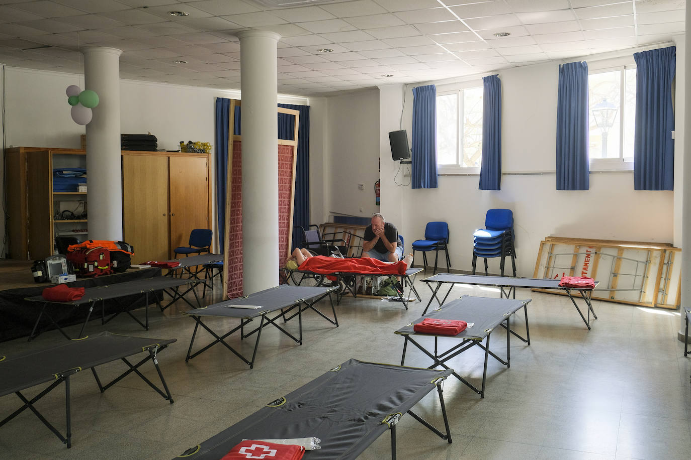 Dos personas desalojadas descansan en el albergue improvisado en la Casa de la Cultura de Tárbena