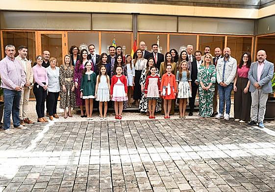 Alicante recibe a sus belleas del foc y dames d'honor