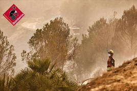 Un bombero trabaja sobre el terreno del incendio.