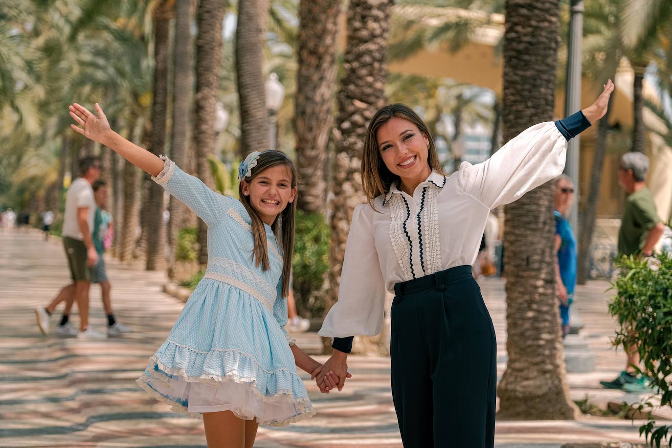 Un paseo por la Explanada con las belleas del foc de Alicante