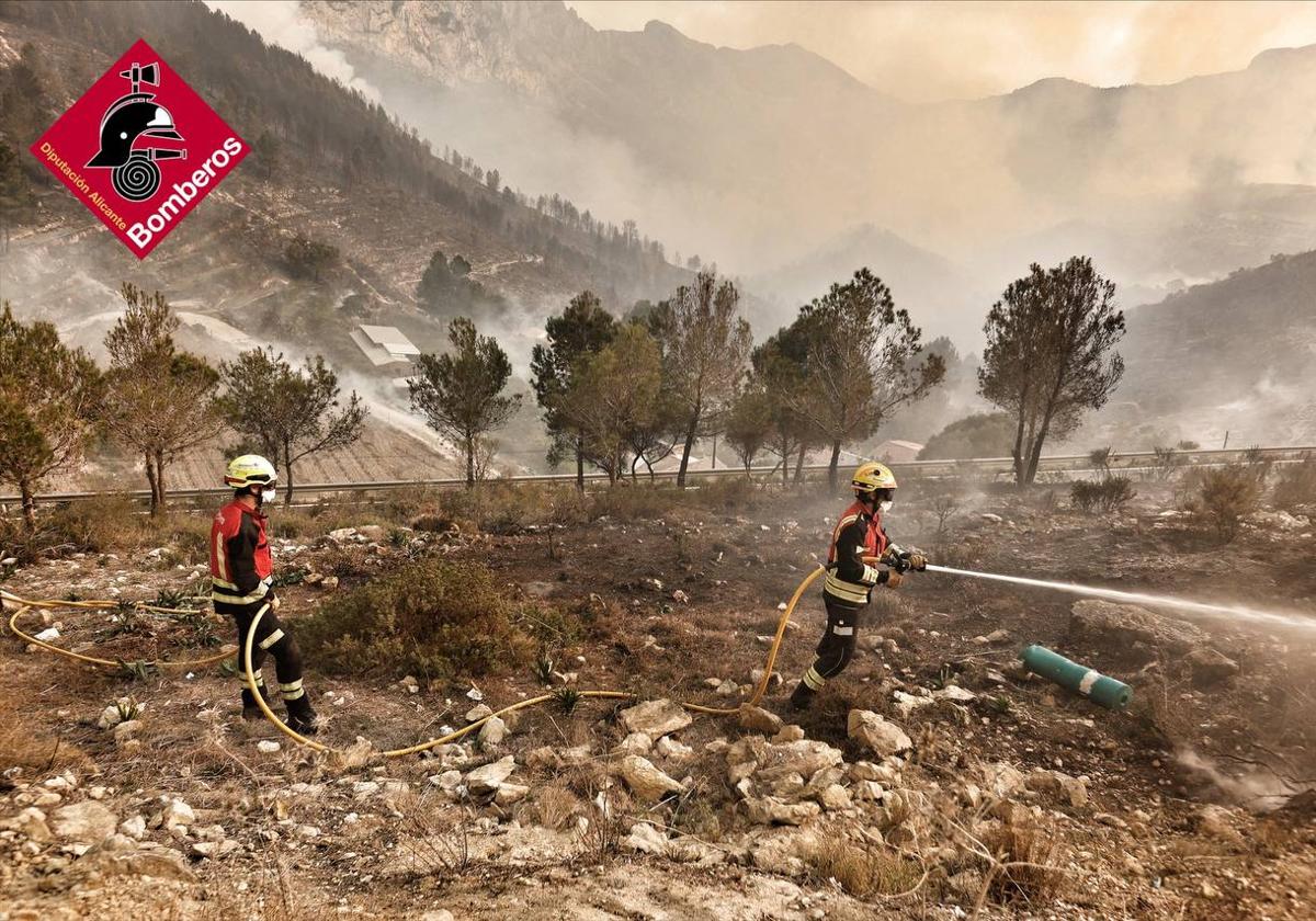 Bomberos durante las labores de extinción del incendio.