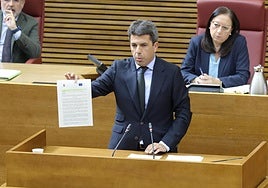 El presidente de la Generalitat Valenciana, Carlos Mazón, en la sesión de control de este jueves en Les Corts.