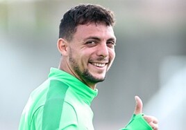 Óscar Plano sonríe durante un entrenamiento reciente con el Elche.