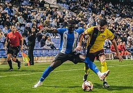 Marcos Mendes protege el balón ante un jugador del Alzira.