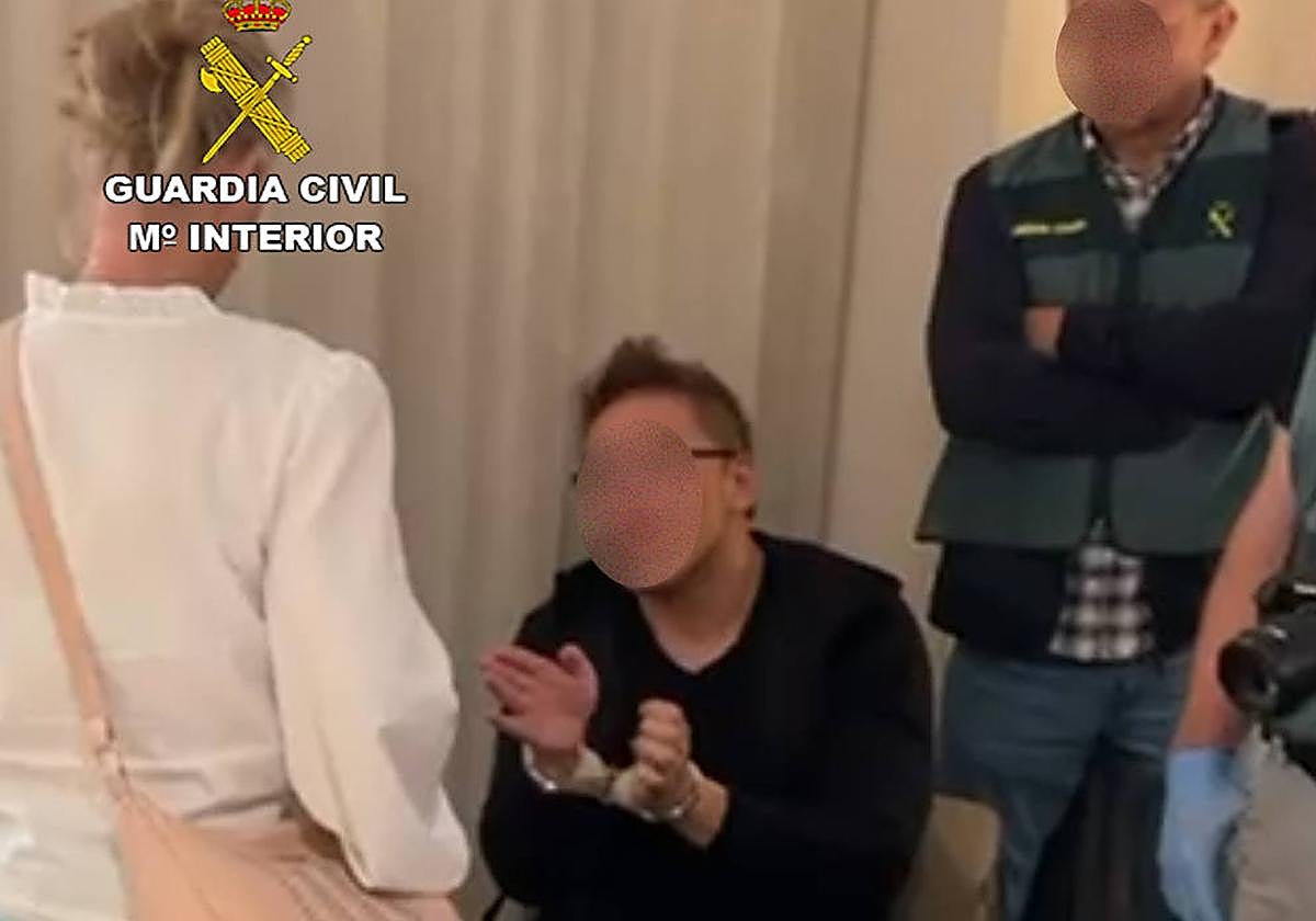 El sospechoso de la muerte de Audrey Fang, detenido en el hotel de Alicante, durante el registro de la Guardia Civil.