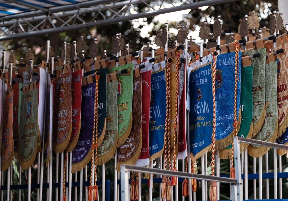 Banderines con los premios de las Hogueras de Alicante.