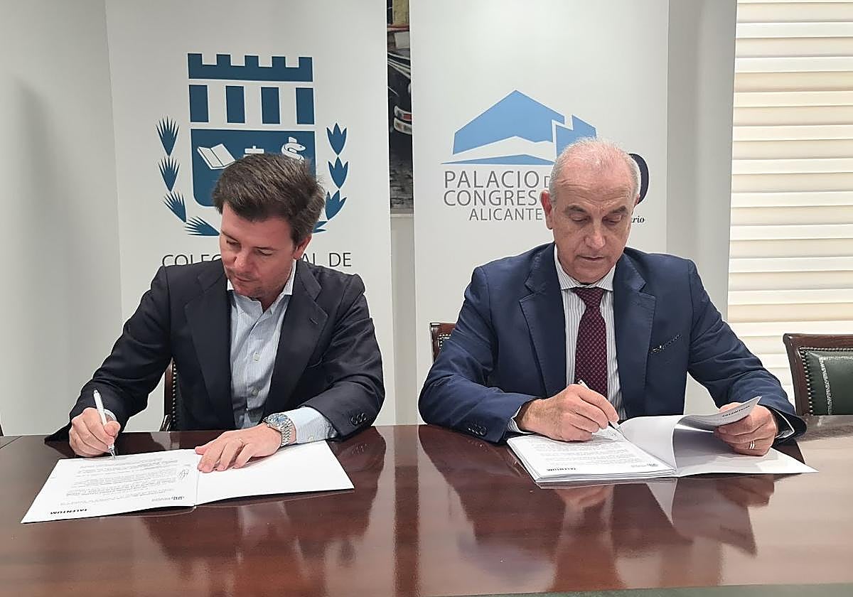 Momento de la firma del convenio entre el presidente del COMA (derecha) y el representante de Talentum.