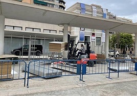 Arranca el montaje de casetas de la Feria del Libro de Alicante en la plaza Séneca.