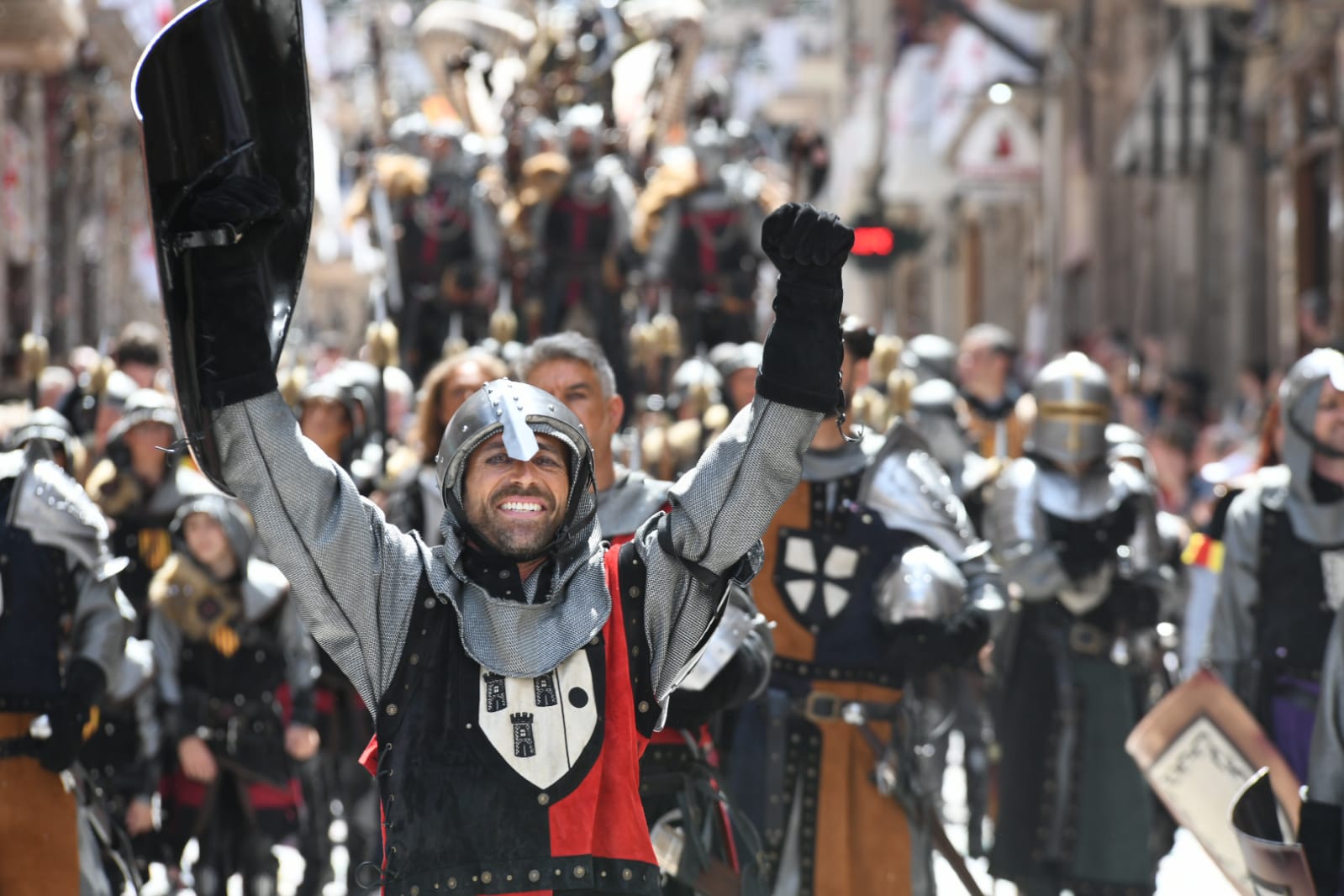 El alférez de los Aragoneses culmina la apoteósica Entrada cristiana de Alcoi