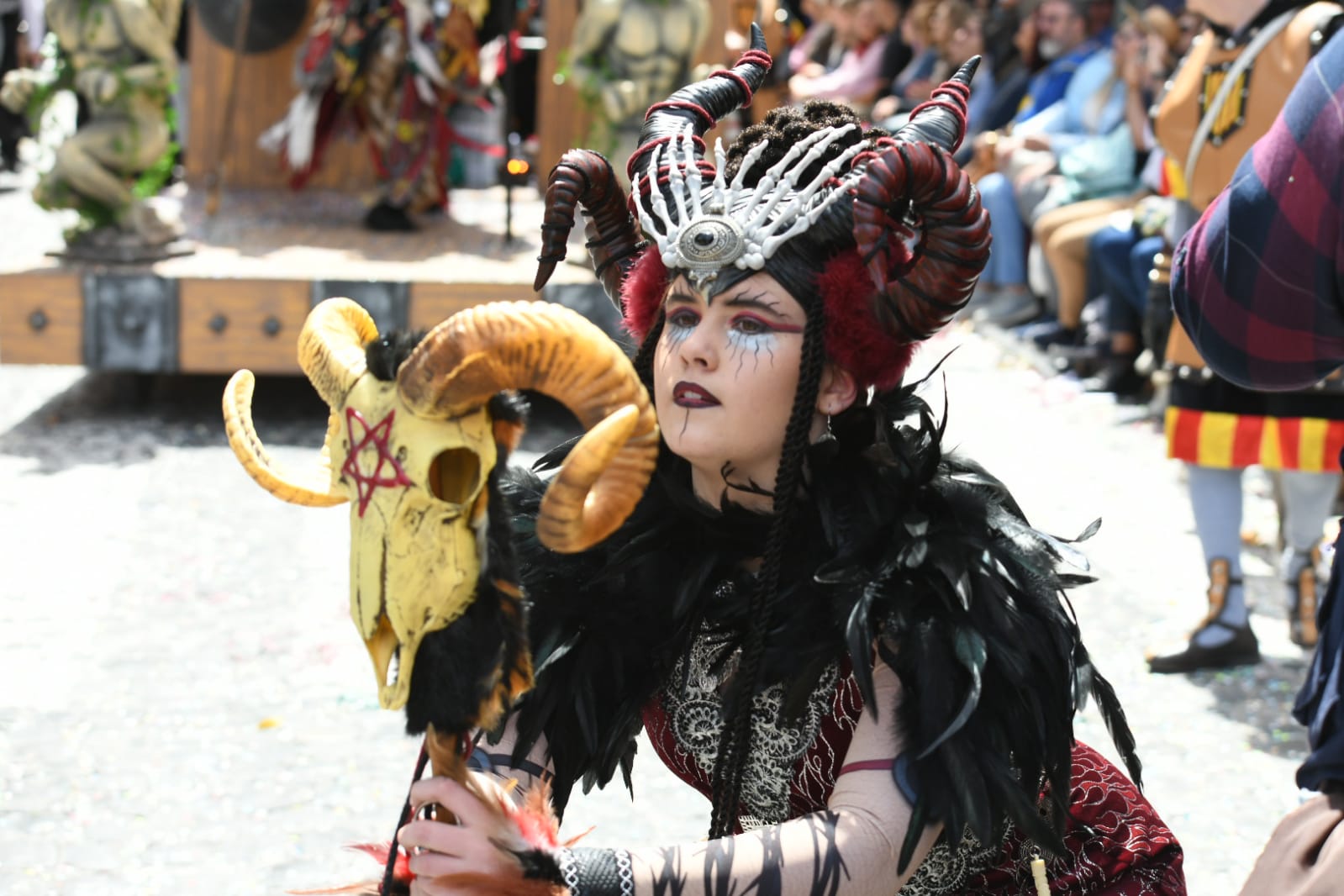 El alférez de los Aragoneses culmina la apoteósica Entrada cristiana de Alcoi