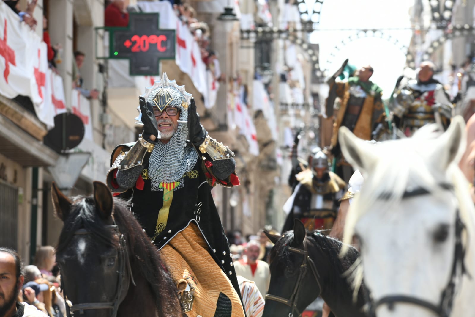 El alférez de los Aragoneses culmina la apoteósica Entrada cristiana de Alcoi