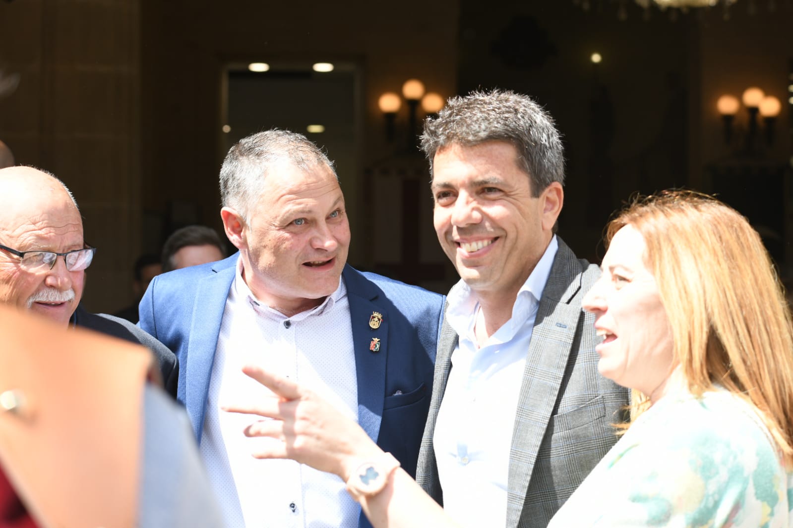 Las autoridades también se dejan ver en los Moros y Cristianos de Alcoi