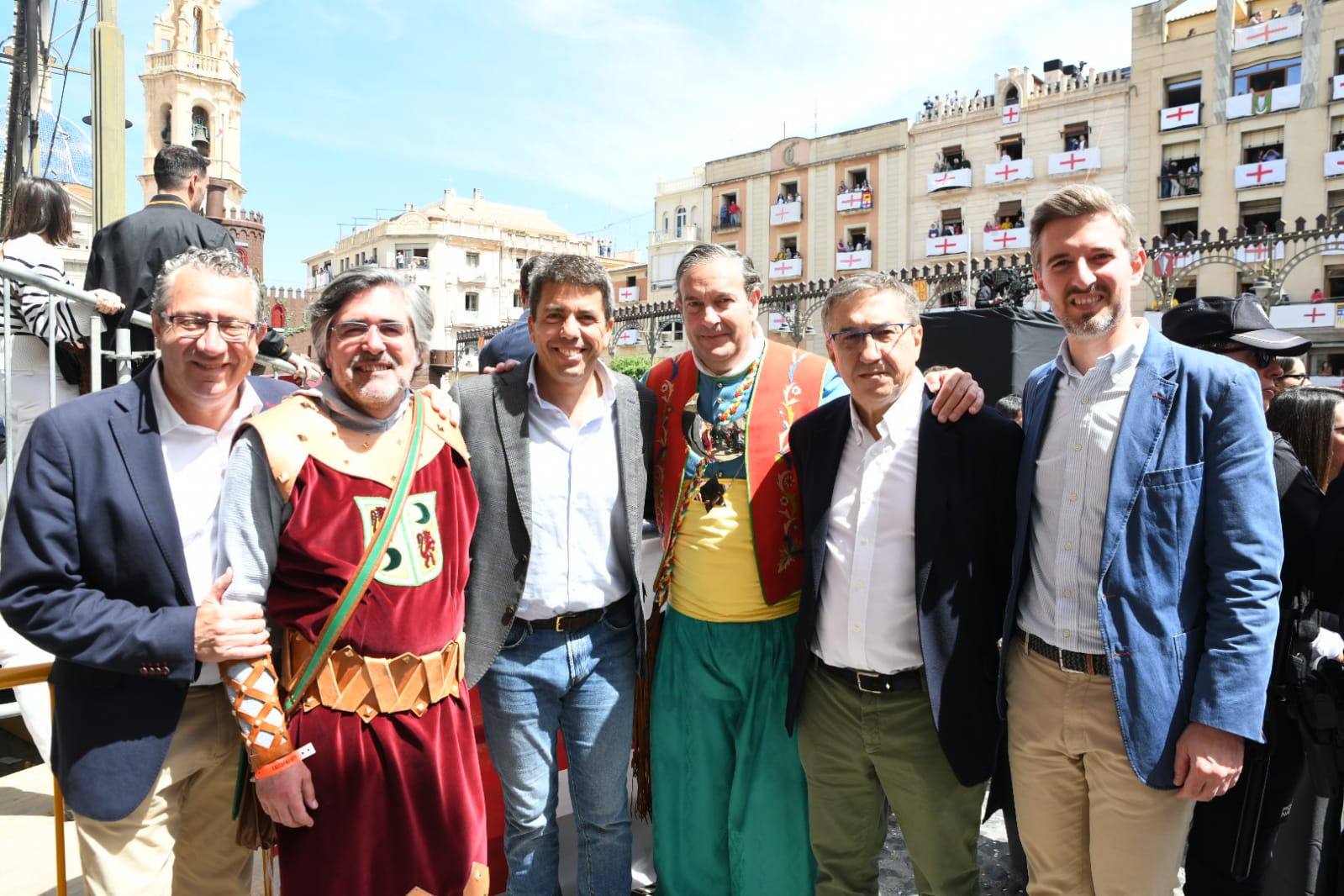 Las autoridades también se dejan ver en los Moros y Cristianos de Alcoi