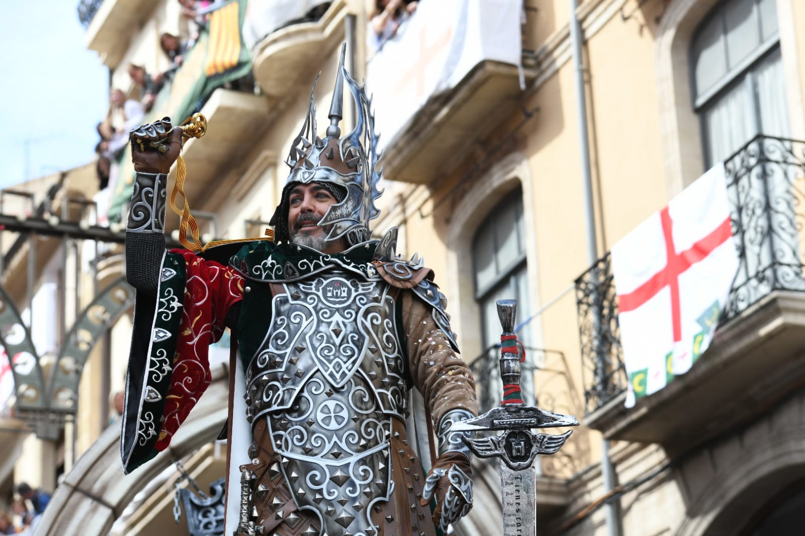 Los Alcodianos lucen su espectacular capitanía en la Entrada de Moros y Cristianos de Alcoi