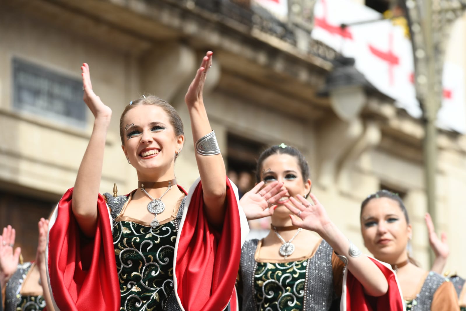 Los Alcodianos lucen su espectacular capitanía en la Entrada de Moros y Cristianos de Alcoi