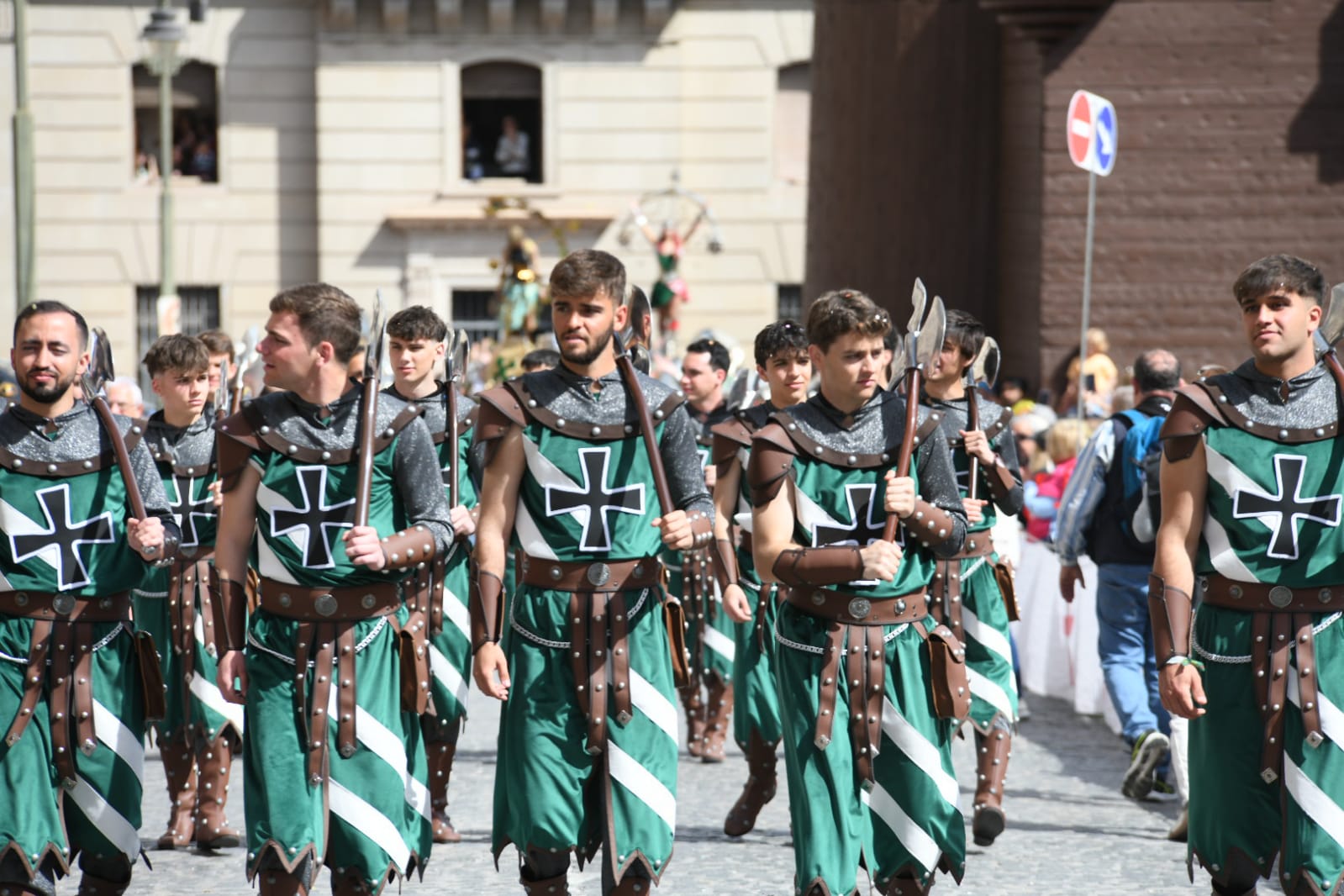 Los Alcodianos lucen su espectacular capitanía en la Entrada de Moros y Cristianos de Alcoi