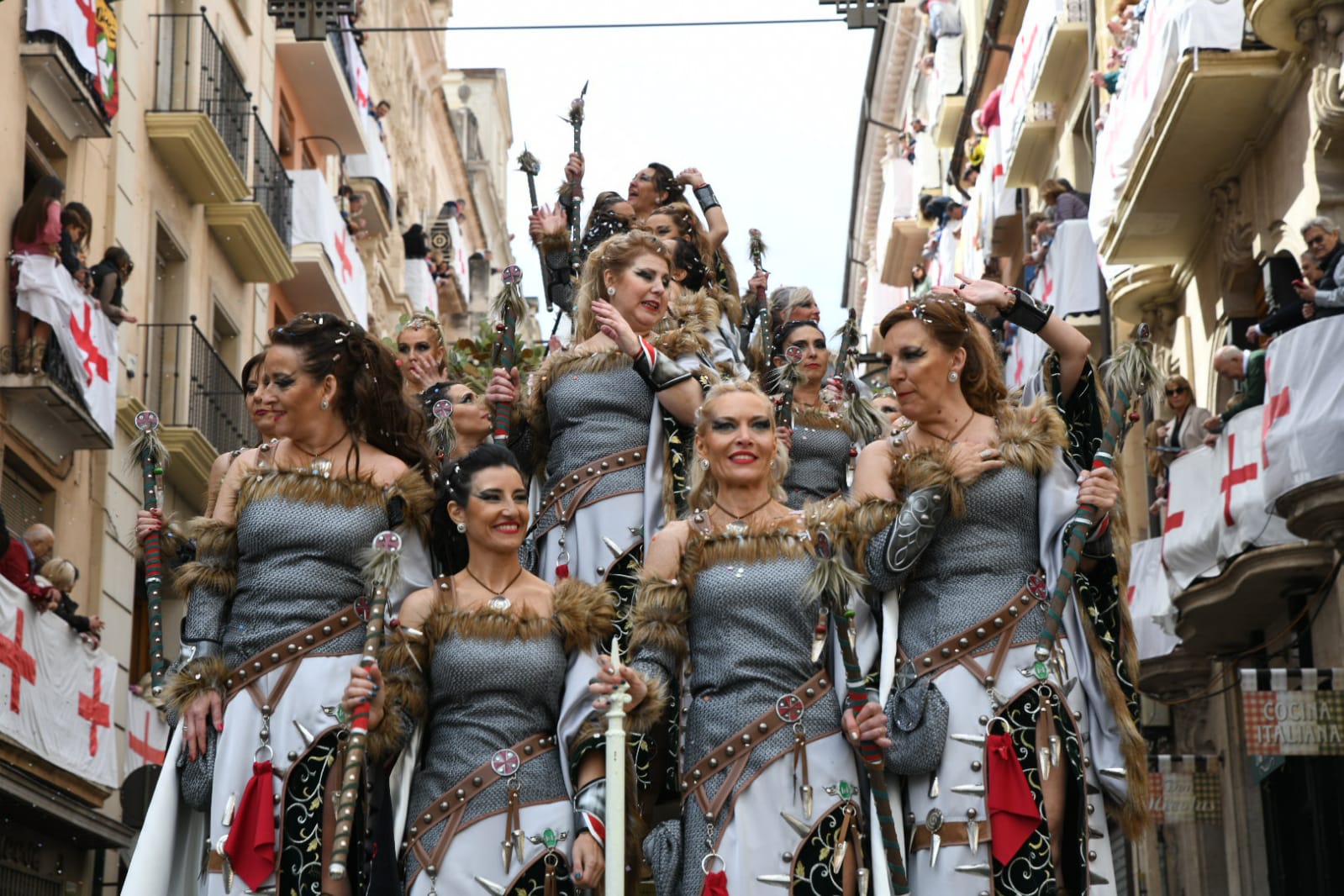 Los Alcodianos lucen su espectacular capitanía en la Entrada de Moros y Cristianos de Alcoi