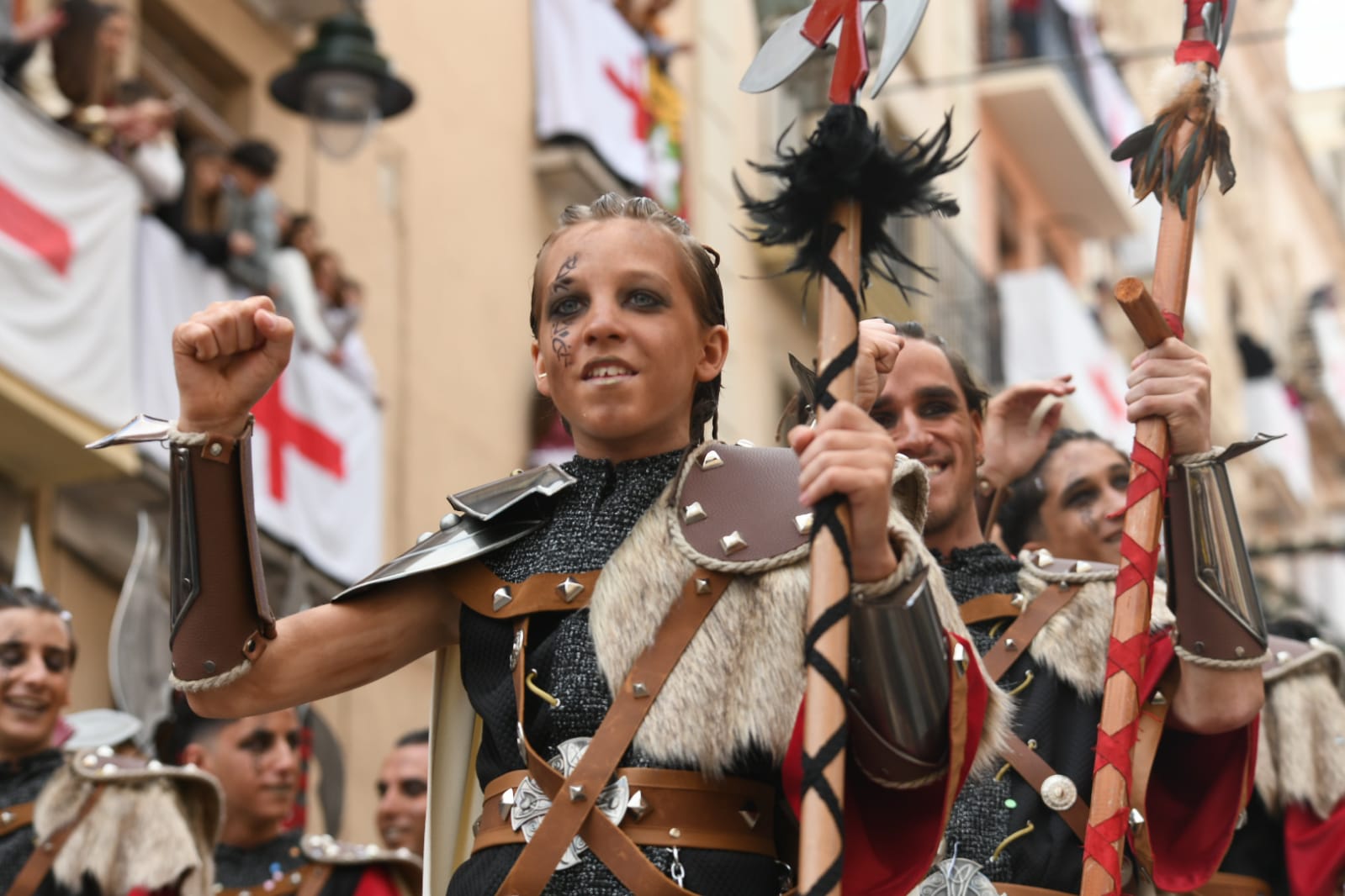 Los Alcodianos lucen su espectacular capitanía en la Entrada de Moros y Cristianos de Alcoi