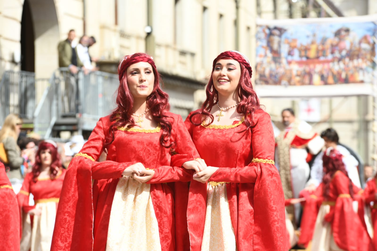 Los Alcodianos lucen su espectacular capitanía en la Entrada de Moros y Cristianos de Alcoi